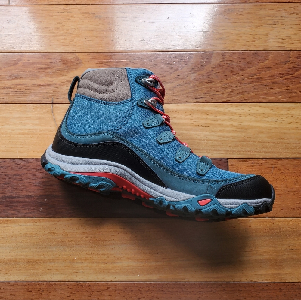 BNIB Oboz Juniper mid boots